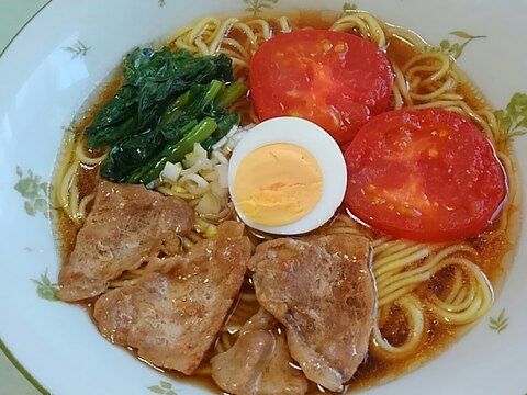 トマトと豚肉入り醤油ラーメン＊